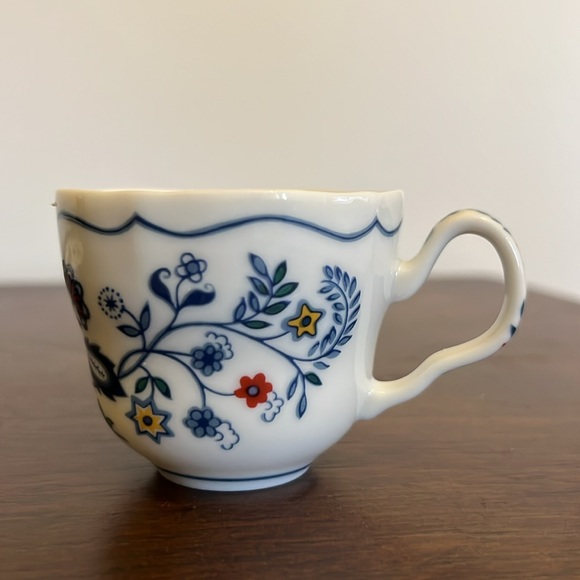 Teacup and saucer - Picture 2 of 5